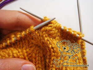 Sandy winter cable knit hat. How to knit a hat - explained.