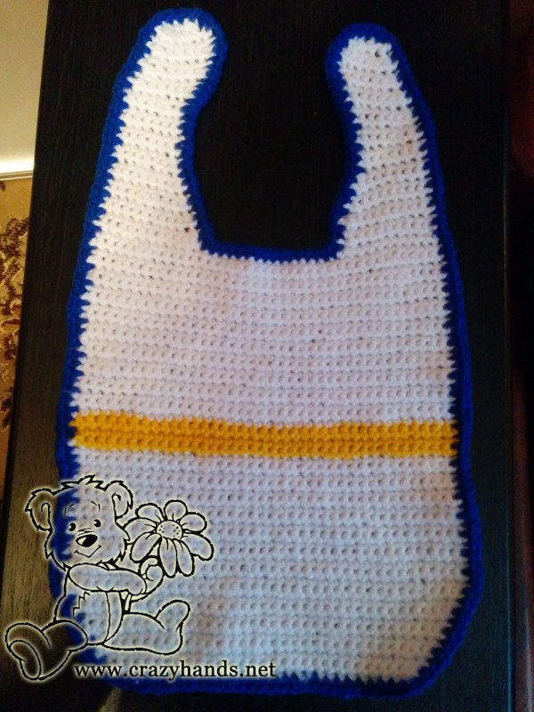 crochet border of baby bib