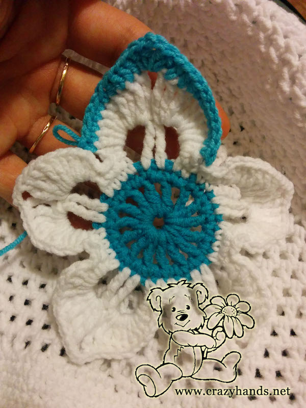 crochet flower petals edges - step one