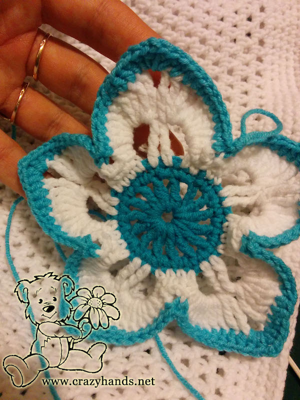 crochet flower petals edges - step two