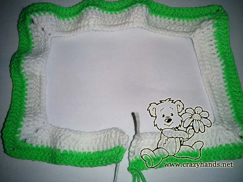 change the thread from white to green of the crochet yoke