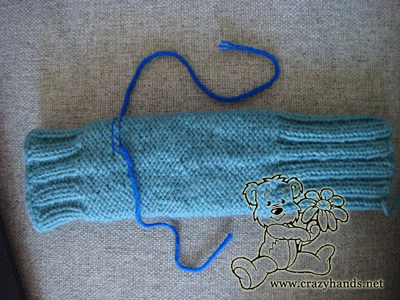 finished look of the gusset section of cable knit fingerless gloves