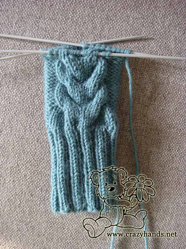 knitting the body of fingerless gloves - look at the cables from the top