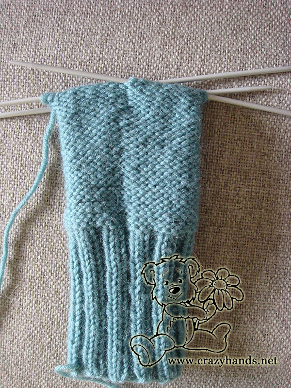 knitting the body of fingerless gloves - look at the bottom side