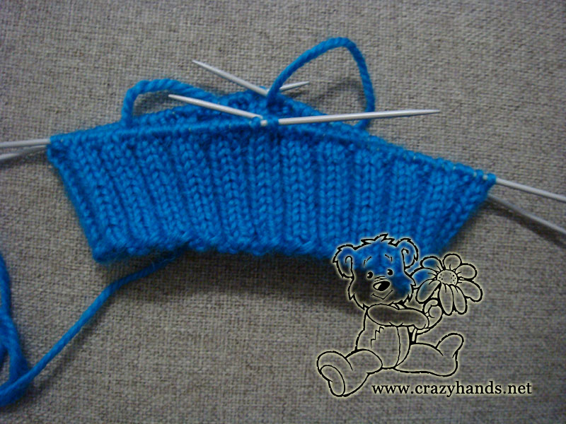 knitting the ribbing of the two color cable hat