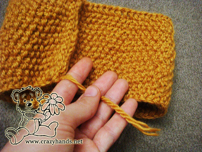 pulling the yarn for wrinkled look of seed stitch headband