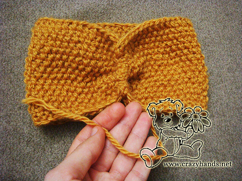 wrinkled look of the back of knit seed stitch headband
