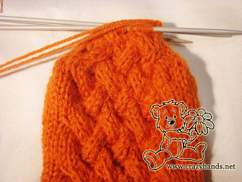 shaping the top of chunky cable knit mitten