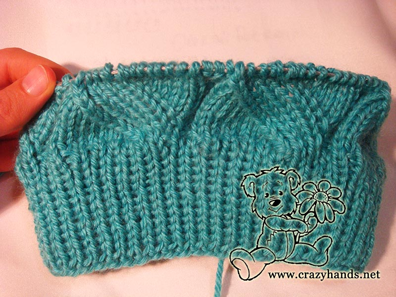 knitting body of azure cable hat