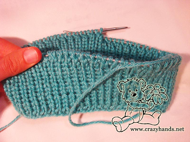 knitting ribbing of azure cable hat