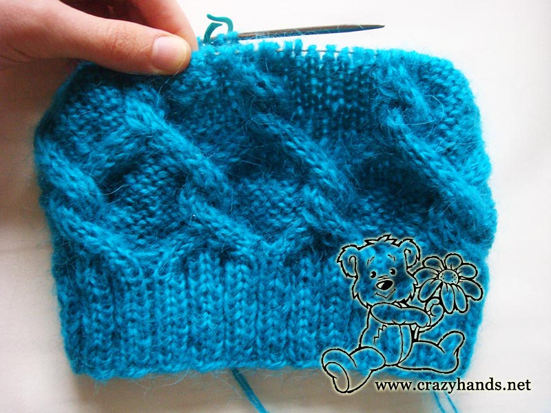 knitting body of the diamond cable hat