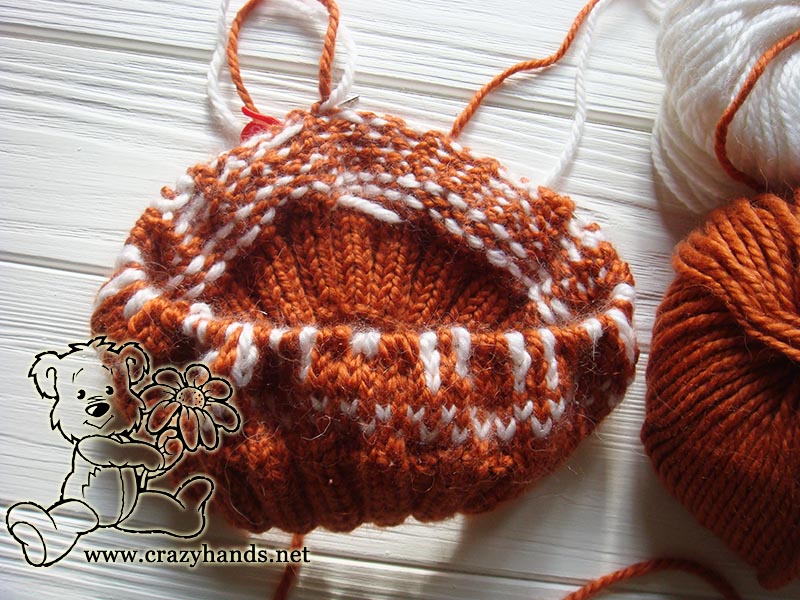 knitting ribbing of the reindeer slouchy hat