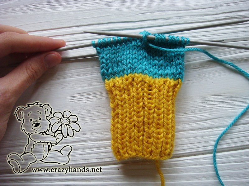 knitting body of the newborn baby thumbless mittens