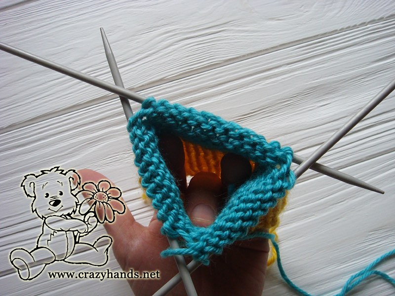 knitting the top of newborn baby thumbless mittens