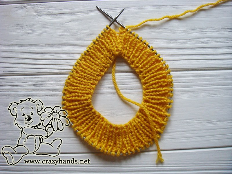 knitting ribbing of the two-color cable baby hat