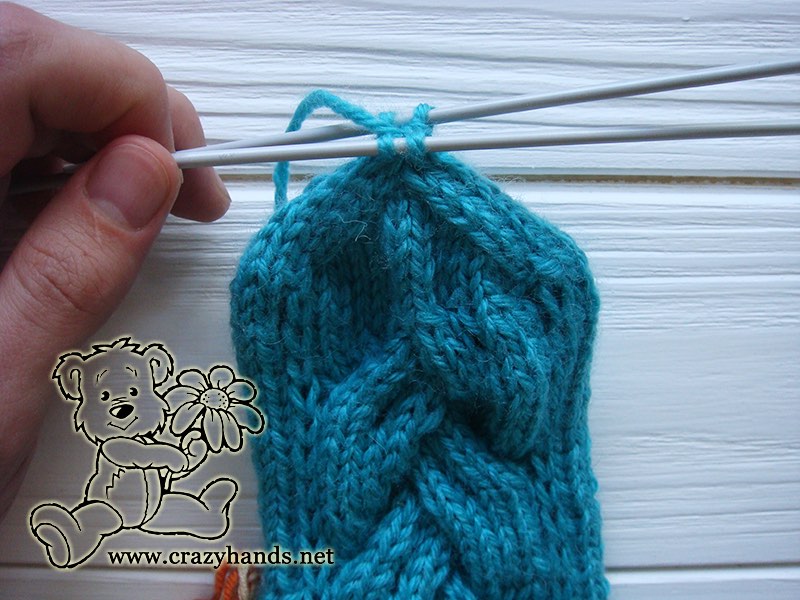 closing top of cable knit mittens