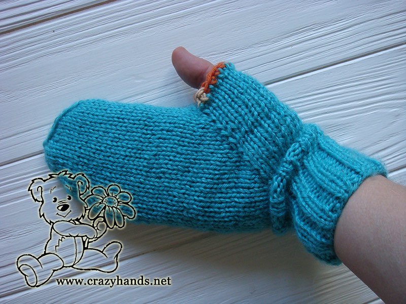 closing top of teal ocean cable knit mittens