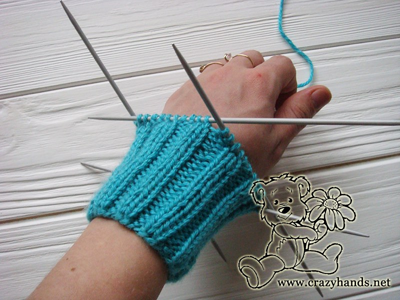 knitting the cuff of cable mittens