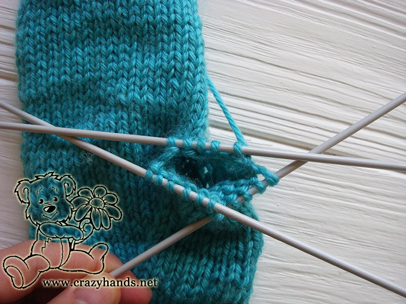 knitting gusset section of cable mittens