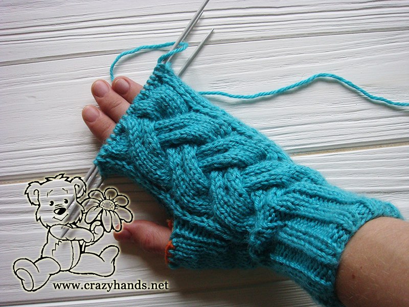 knitting main part of cable mittens - step four