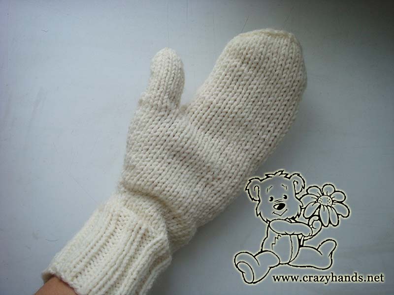 Left cable knit mitten - bottom view