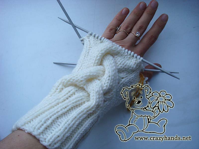 knitting cables of show queen left mitten - top view