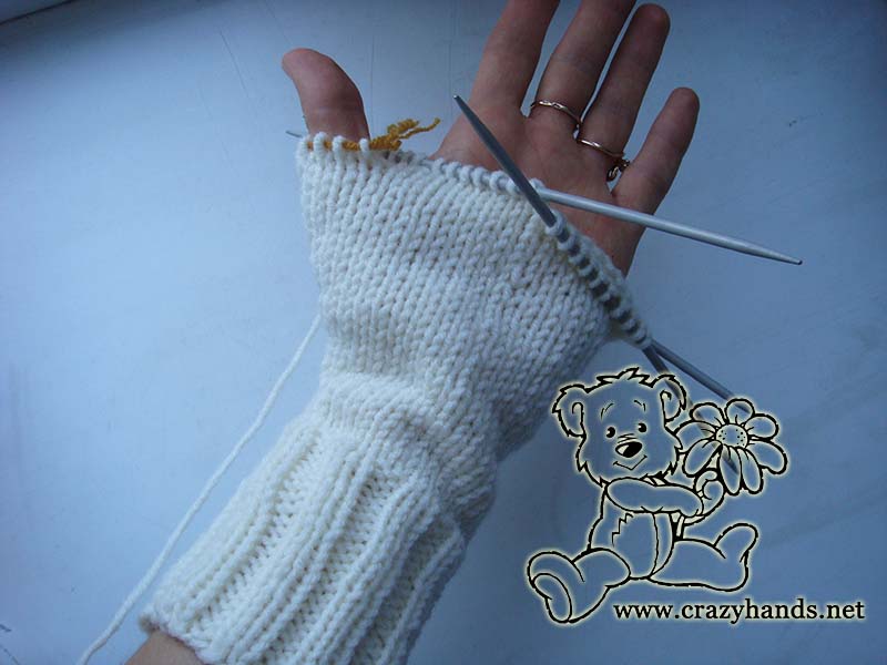 knitting cable of show queen mittens - picture 2