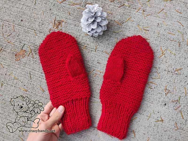 back and front sides of the garter stitch knit mittens