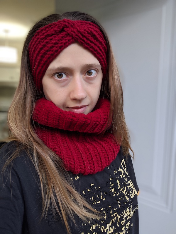 woman model is wearing a crochet ribbed cowl and matching headband