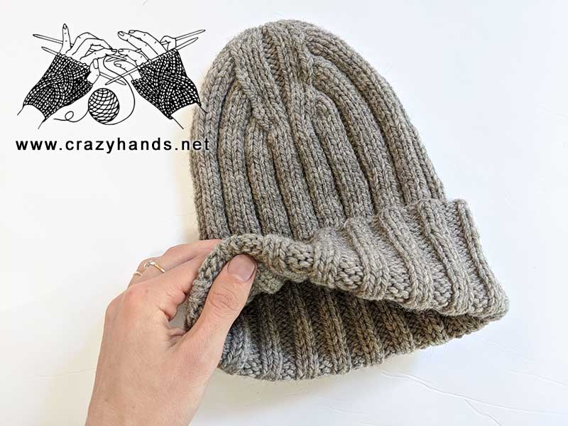 look of the brim of the ribbed knit beanie for men
