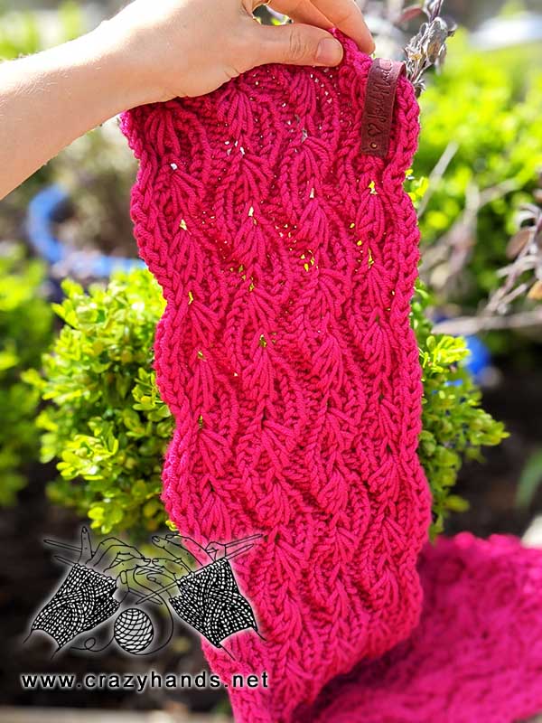 close up view of the candy bud lace knit scarf