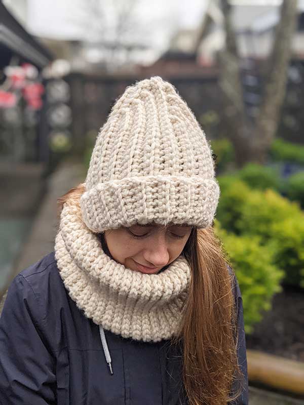 crochet ribbed cowl and crochet ribbed hat on a female model