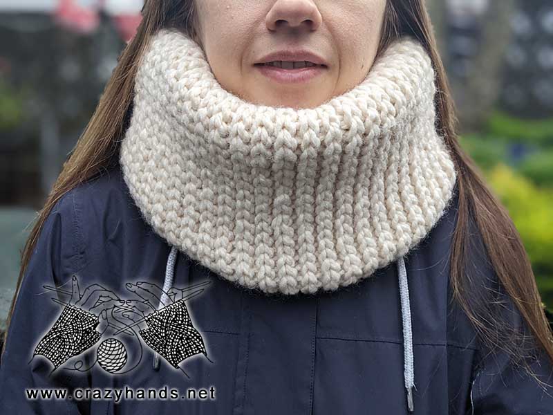 white crochet ribbed cowl pattern for women