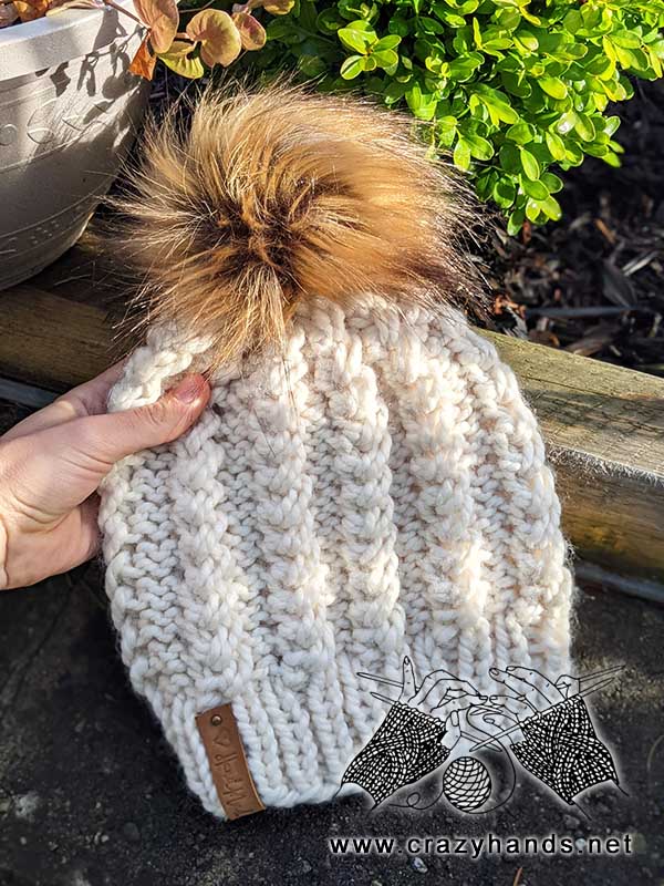 spikelet super bulky yarn knit hat with fur pom