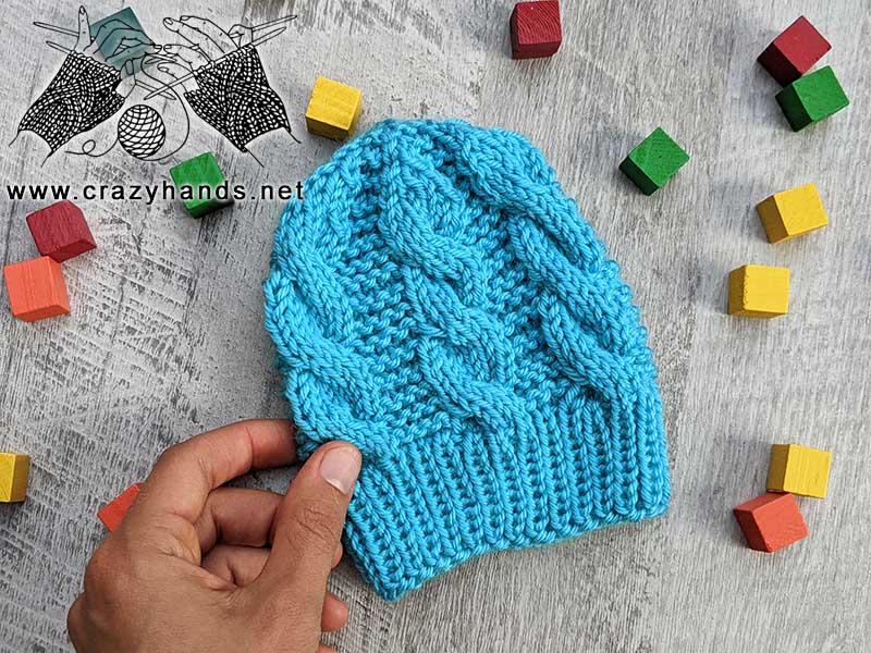 knitting pattern of the newborn baby cable hat