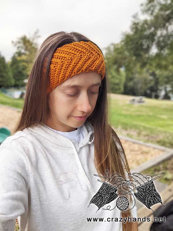 crochet chevron headband for beginners on the female model