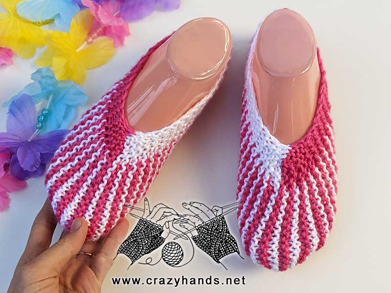Flat knit slippers made with two straight needles