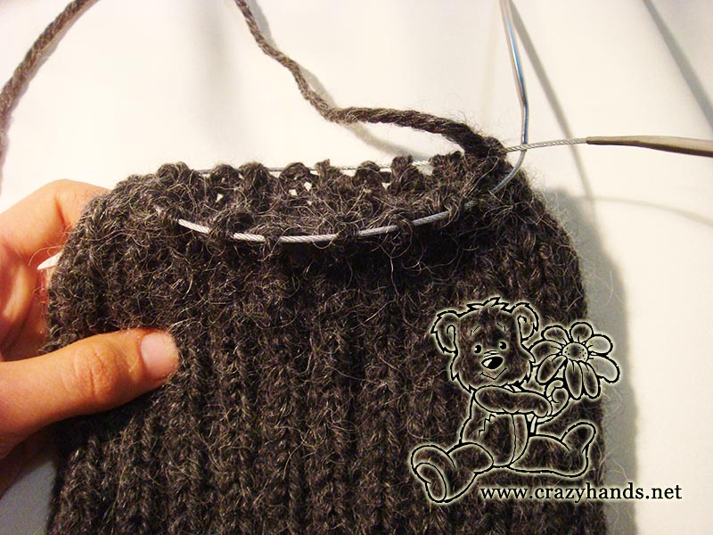 shaping the crown of slouchy ribbed knit hat