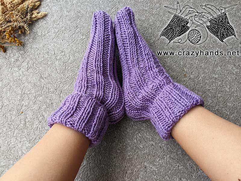 violet flat knit ribbed socks on models feet