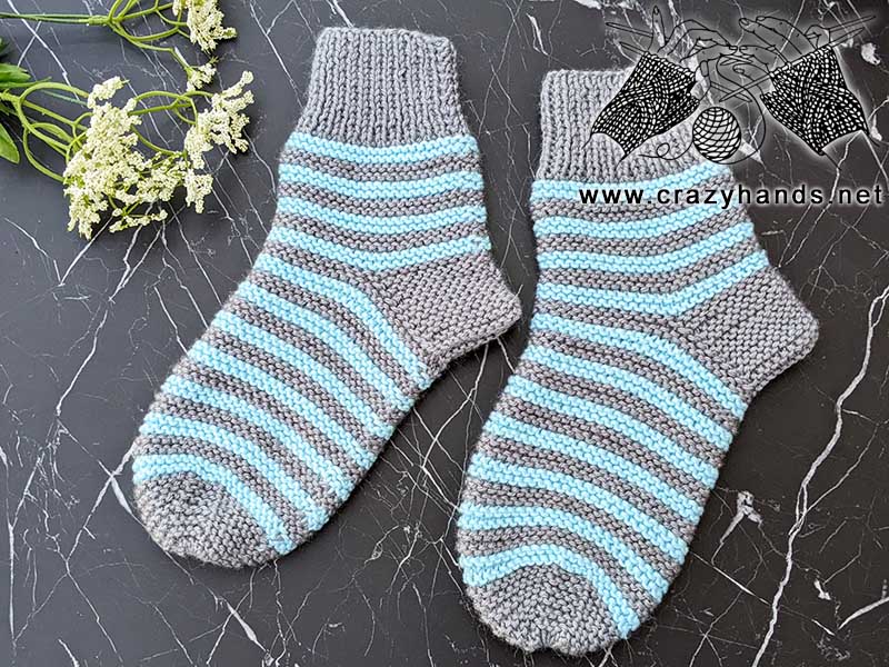 flat knit two needles two-color socks on the flat surface