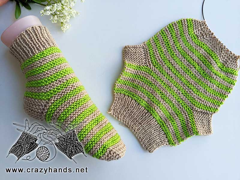 knit two-needles two-color socks pattern