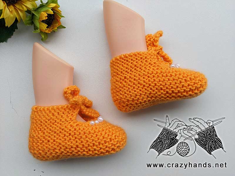flat knit newborn baby sandals on mannequin's feet