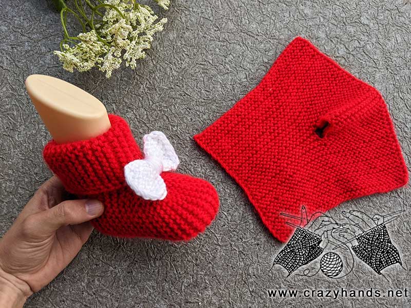 knit baby booties pattern with a decor bow
