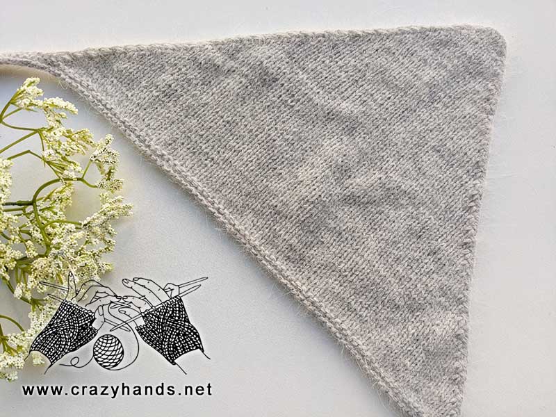 knit warm bandana kerchief that has a triangular shape