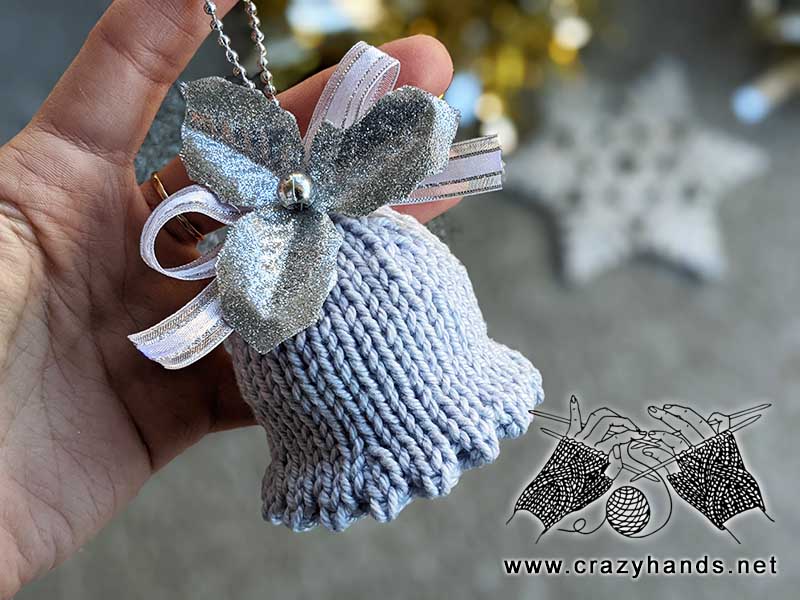 knit Christmas bell - close-up view