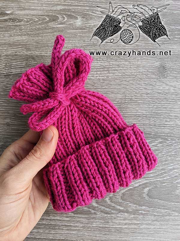 knit ribbed preemie hat with a know as a crown