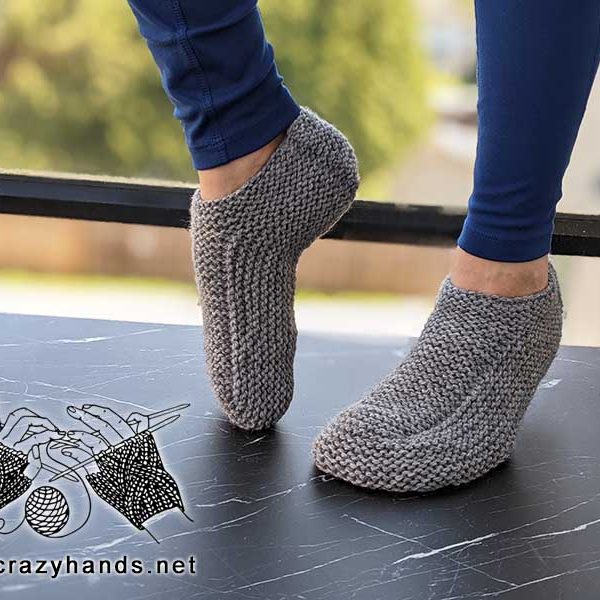 flat knit low-cut slippers on the female model's feet