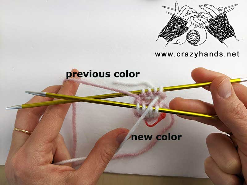 joining the yarn while knitting Christmas candy cane