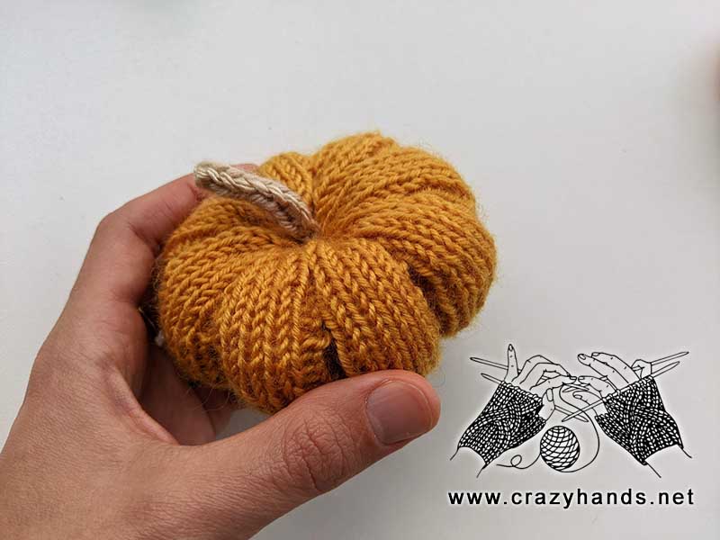 knit light brown pumpkin with a stem