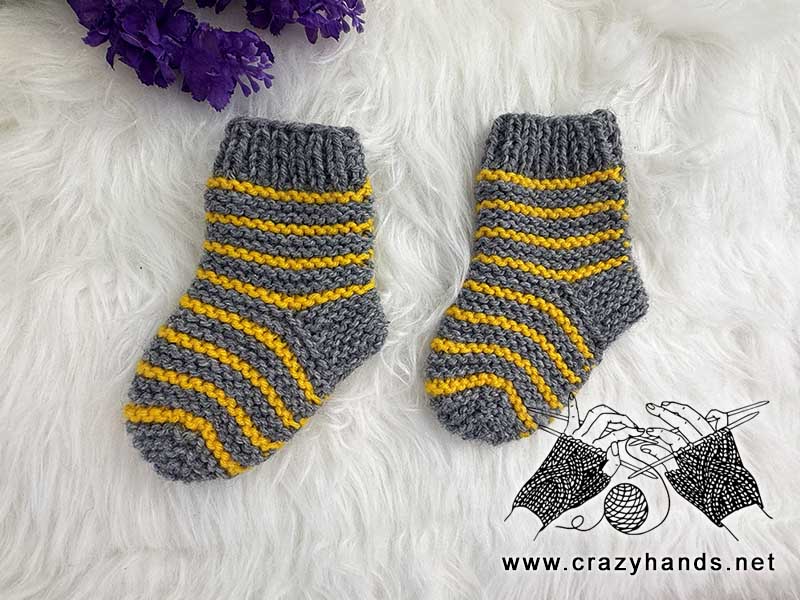 knit flat striped baby socks pattern